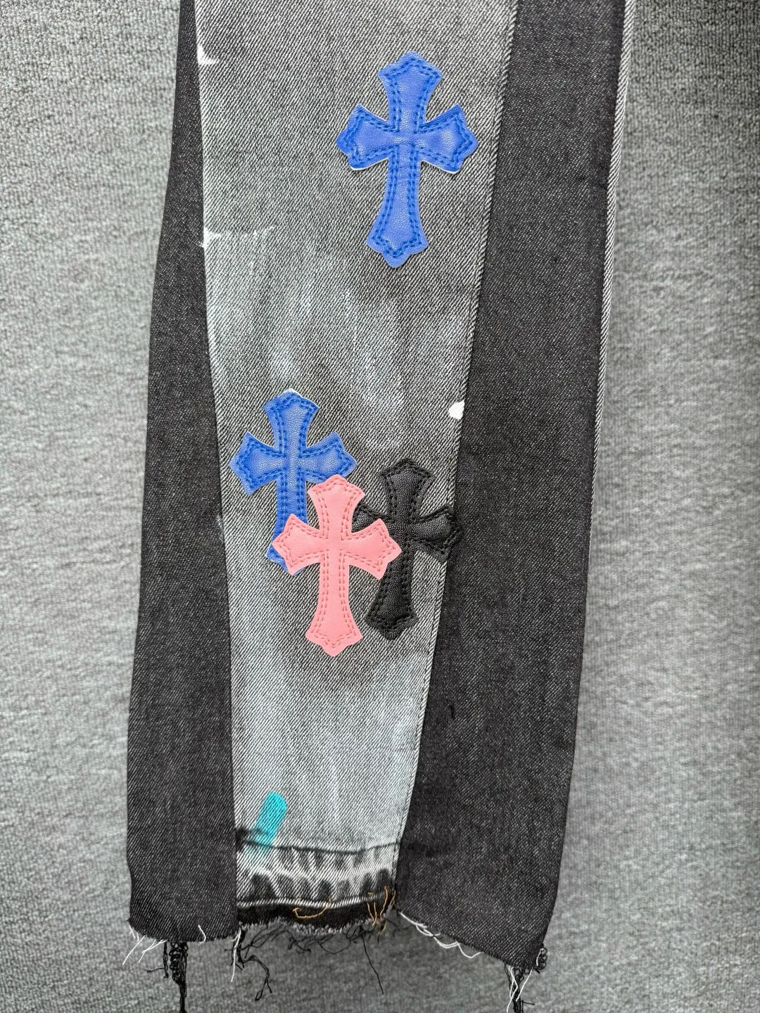 P340 💰 (Top version) Chrome hearts co-branded washed jeans with blue, yellow, black, white and multi-color stitching. Really restores the ultimate vintage texture. Three-dimensional version. Loose and comfortable, not picky about the figure. Makes you look taller and slimmer. Factory-made. Original quality control. Same style for men and women. Can be matched with couples. Versatile recommendation. Must-have jeans for all seasons. Fashionistas have been disappointed. From the quality selection of fabrics, the tailoring of details, and the matching of patterns, they are all impeccable! The upper body is so handsome when worn...it can be easily worn by men, women and children! The craftsmanship is made of heavy-duty washed pure cotton denim fabric. After washing, it is soft and thick. It is very stylish when worn on the body. Color: black Size: 28-30-32-34-36 (corresponding to S-M-L-XL-XXL)
